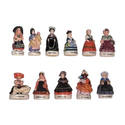 Série complète de 11 fèves Costumes de nos provinces 2004